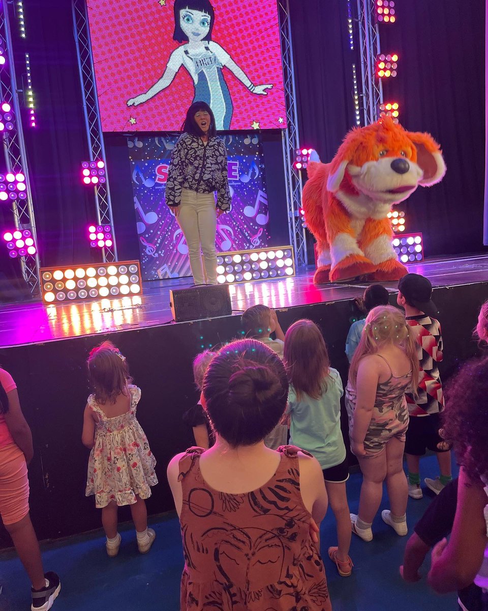 gabistar85's tweet photo. First year at butlins and fell in love with the #skylinegang #skegness they were so lovely can’t wait to see them all next year https://t.co/RsFkhesLyr