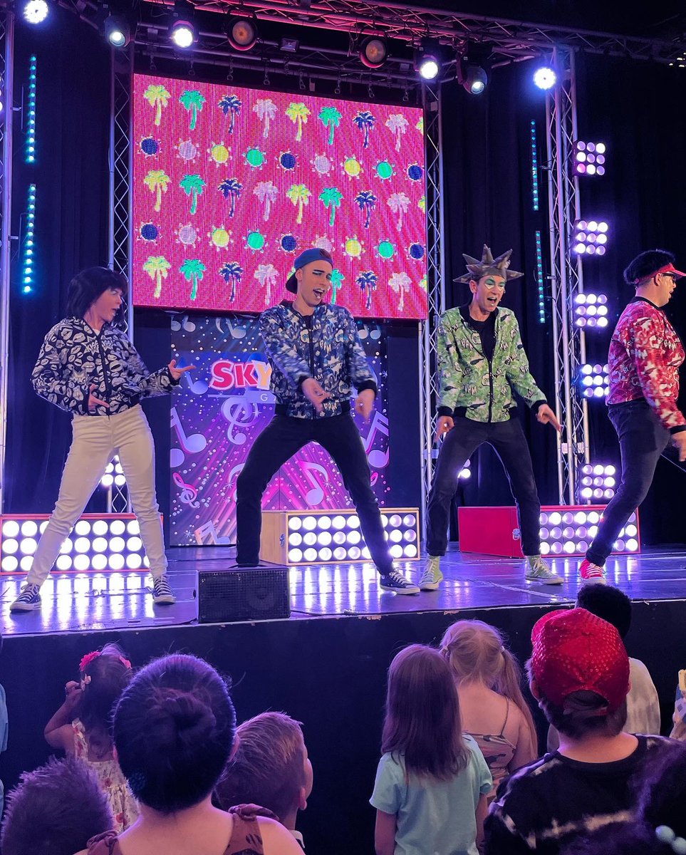gabistar85's tweet photo. First year at butlins and fell in love with the #skylinegang #skegness they were so lovely can’t wait to see them all next year https://t.co/RsFkhesLyr