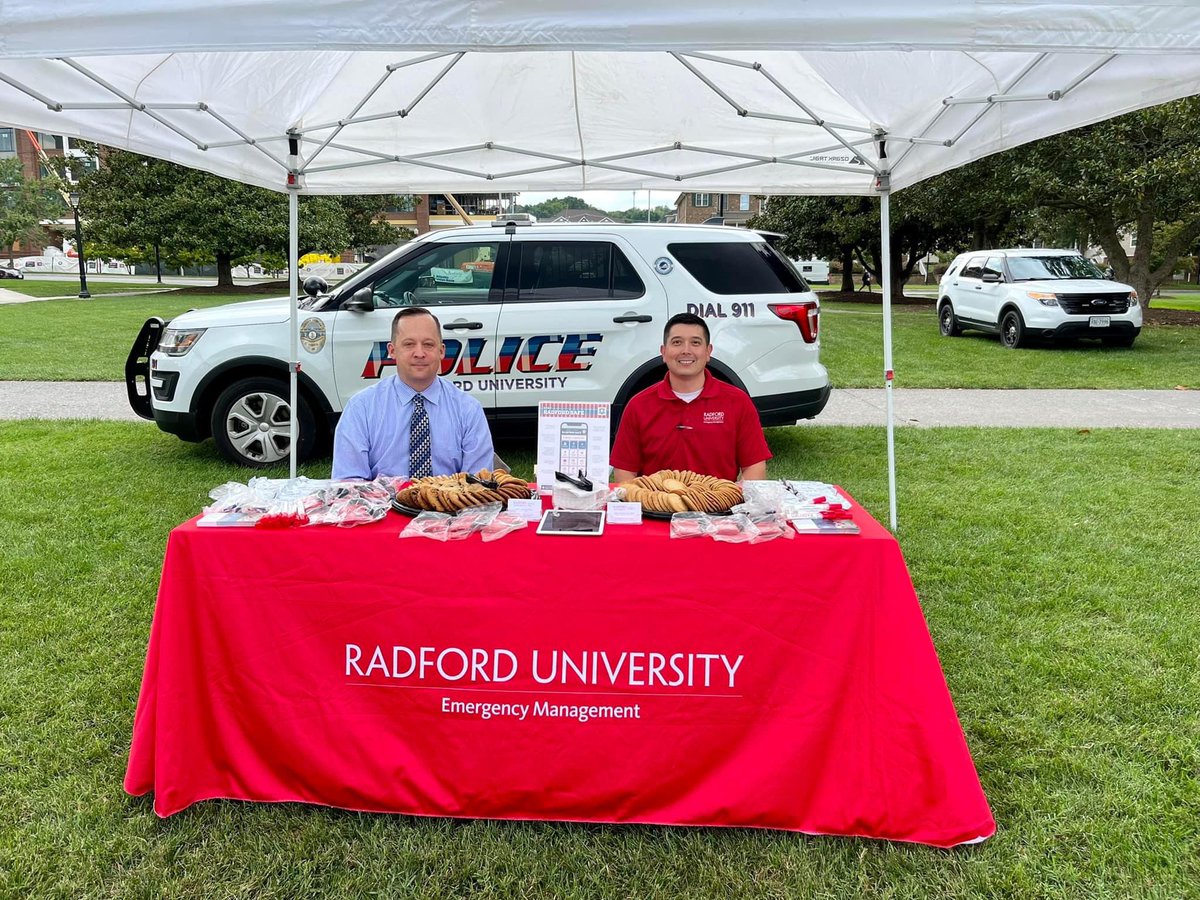 RadfordUPolice's tweet photo. Come on out to the club fair at Moffett Lawn and get some free cookies and chat with a cop. #CookieWithACop,
#PartnershipPolicing https://t.co/viTXgDJICm