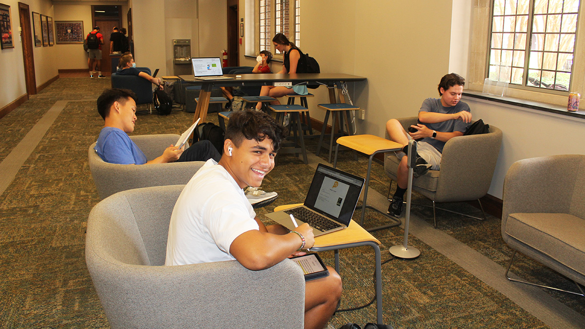 JepsonSchool's tweet photo. #Spiders, Spiders everywhere! Wrapping up the #FirstWeekOfClasses with a look at some favorite Spider hangouts--from the classroom, to study lounges, to Stern Plaza, to Preview Richmond tents. 🕷️🕷️🕷️ https://t.co/u296lgdoN2