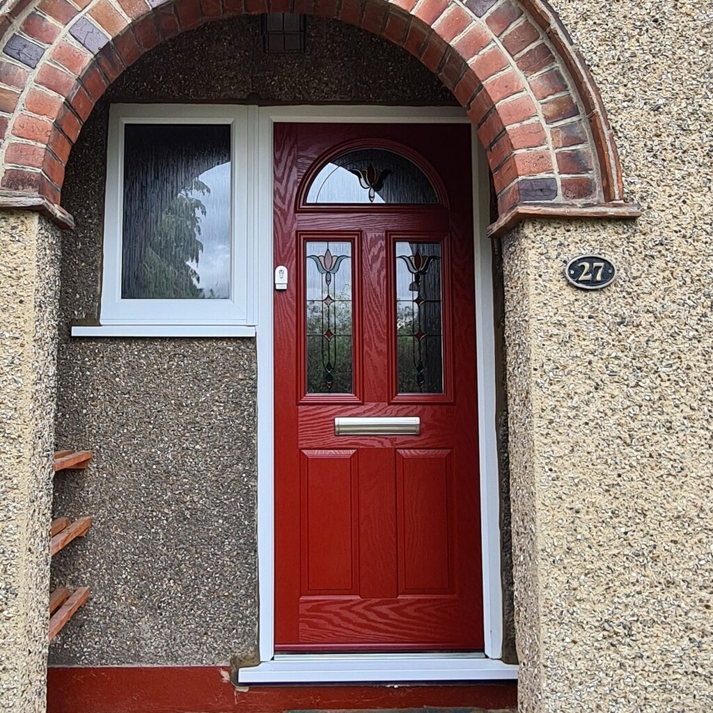 DNKservices's tweet image. New GRP Composite Door and Flag window, Red RAL3011 colour composite door and White smooth Liniar Sculptured Frame, Half Moon 3 Glazed, Resin Fleur with Cotswold Obscure Glass. Steel Finger pulls on both sides, and Oval Knocker and ERA Letterbox, #Gu loc… instagr.am/p/Chuy0knIWoT/