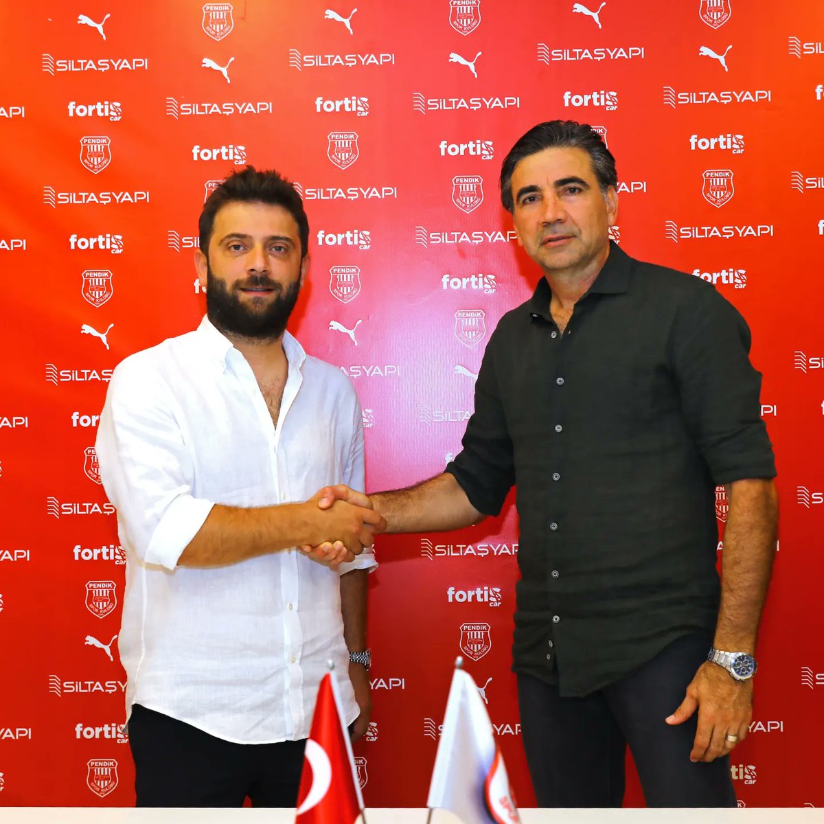 PendiksporK's tweet photo. Teknik Direktörümüz Osman Özköylü İki Yıl Daha Pendikspor'da!

2021-2022 sezonunda Pendikspor'umuzu şampiyonluğa taşıyarak Spor Toto 1. Lig'e yükselmemizde önemli pay sahibi olan teknik direktörümüz Osman Özköylü ile 2 yıllık yeni bir sözleşmeye imza attık. https://t.co/HsTRNGCyDf