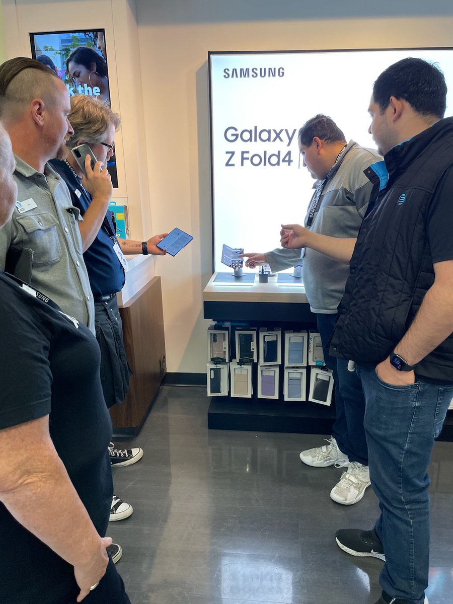 Little bit of learning on launch 🚀 , peep the fire accessories available 👀. Flip it , Flex it,Frame it, and Fold it . Excited for the Samsung Z Fold4 and Z Flip4 live and in action today. @NTX_Market @gowestregion #WRFlipFold #samsung