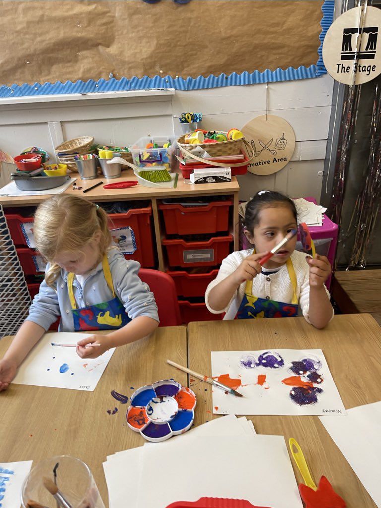 StCharlesGla's tweet photo. Primary 1 created some wonderful masterpieces at the #CreativeArea today. Lots of different colours and textures being explored. #WeAreArtists #ExpressiveArts @PPGlasgow https://t.co/C78yC5qE1V