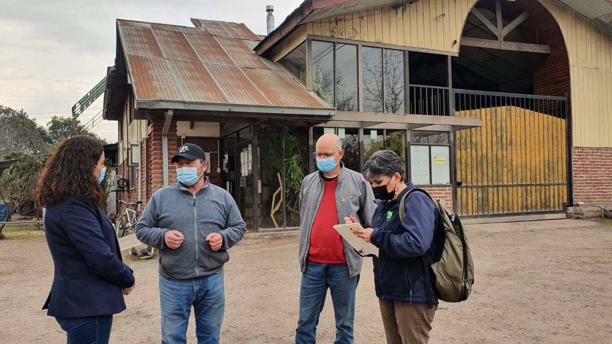 Junto al director regional de <a href="/iniaLaPlatina/">INIALaPlatina</a> <a href="/bdefilippi/">Bruno Defilippi</a> , la directora nacional, Iris Lobos, y sub. nacional de Gestión de Personas, Michelle Partarrieu, visitan el Centro Experimental #LosTilos de la #RM