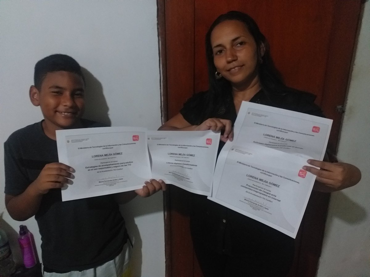 Lomego28's tweet photo. Certificada en 4 cursos en la jornada de #Certifications de @EnTICconfio, enseñándole a mi hijo mayor el valor de superación @UniLaGuajira @jaroldiazc https://t.co/ziXsJoP6fR