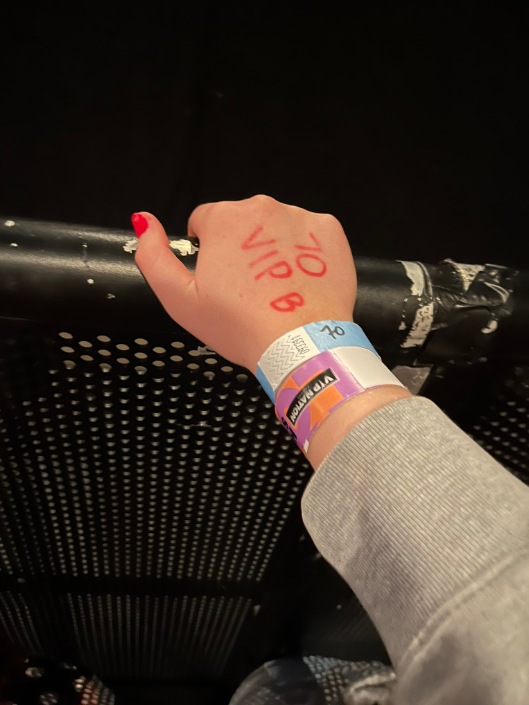 Sophie___here's tweet photo. retweet to get barricade at your next concert 😍
❇️Follow us for more.🫶
 @karennbanks 🥰
 #Warzone #twitchrespond #BTSKpop #JustinBieber https://t.co/QsCkbCP5ft
