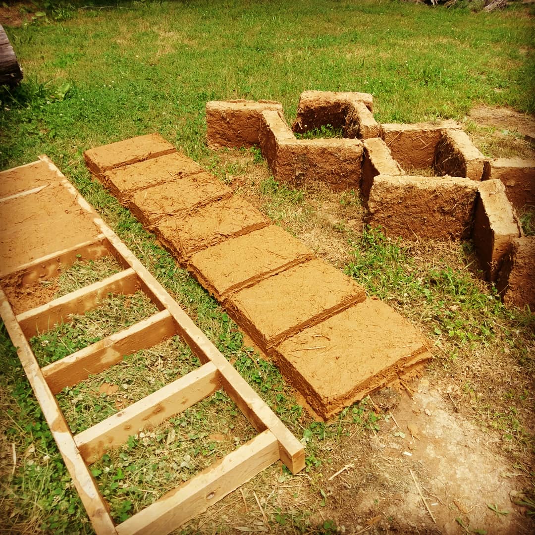 Clay is the most versatile material I know of; used to build
☑️sculpted #cob walls
☑️#adobe bricks
☑️dense #rammedearth 
☑️poured #earthenfloors 
☑️durable #Clayplasters 
☑️sculpted elements
☑️#coboven &amp; #rocketgrill 
☑️even sinks &amp; showers!!

#claymagic #buildnaturally