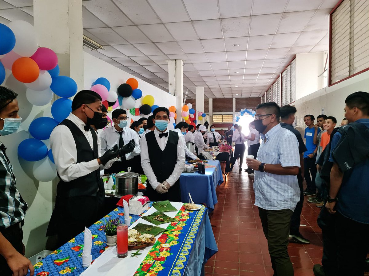 agapeCFP's tweet photo. En el marco del programa Empresa Centro, financiado @Insaforpsv, los jóvenes de la carrera: “Mesero Bartender” llevaron a cabo actividades con la temática: Gastronomía Salvadoreña 🇸🇻
Nota completa ---> https://t.co/6uU68pRVj5
#FormaciónProfesional #EmpresaCentro #AgapeCFP 🇸🇻 https://t.co/2yzrNn8p4J