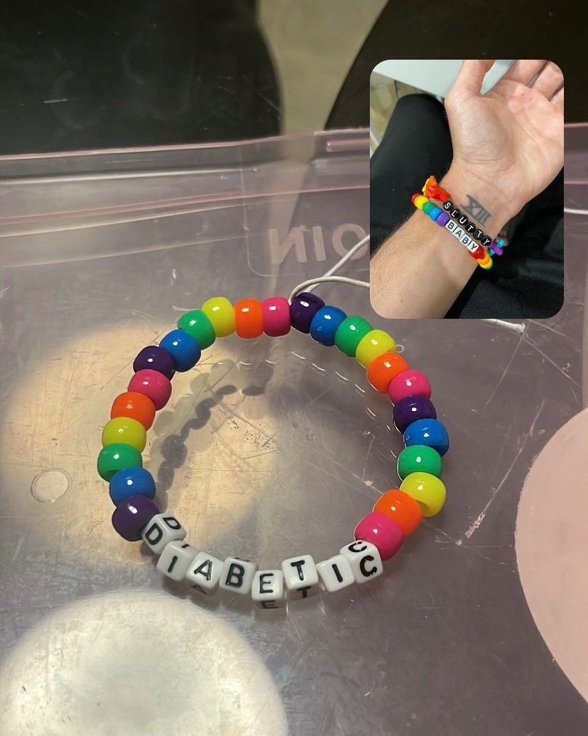 _aphextwink's tweet photo. Obsessed with my gay AF medic alert bracelet by @nrorart! 🏳️‍🌈💉😍 https://t.co/w4TH807v1Z