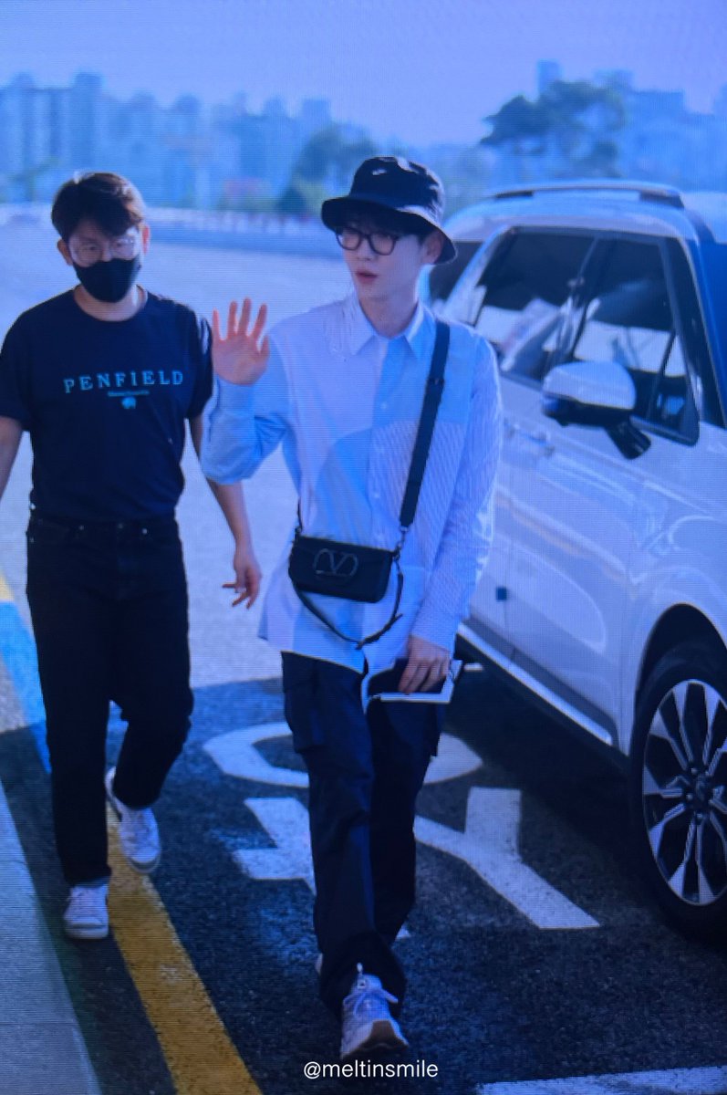 meltinsmile's tweet photo. 220827 

기범이 출국

#샤이니 #키 #SHINee #key #キー #기범 https://t.co/DHQeXOQYIe