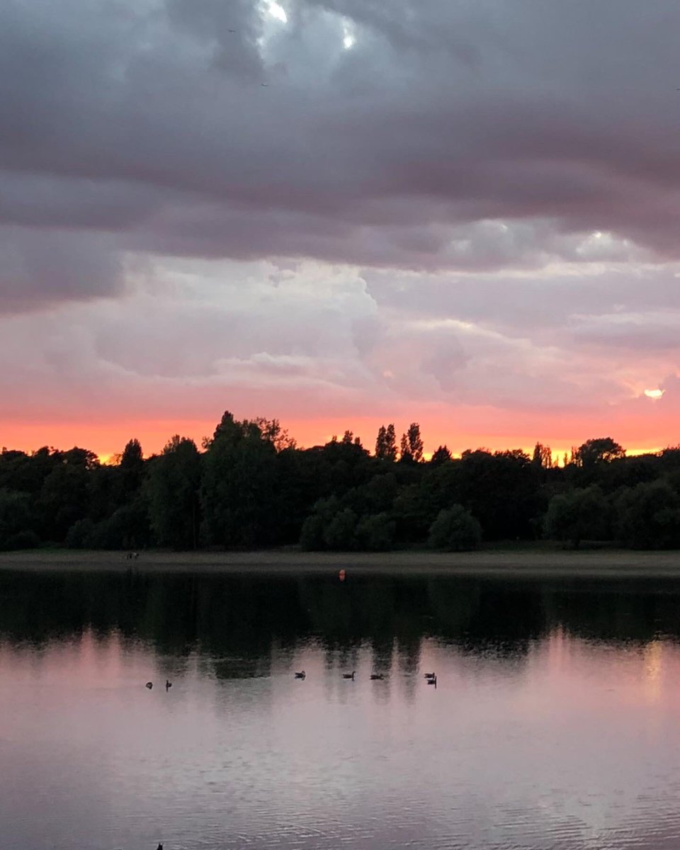 edgresfriends's tweet photo. Prequel to our bat night meet up with @BrumBats . What a stunner at #edgbastonreservoir. #westmidlandsphotocollective #brumskies #citysunsets @BOSFonline @BhamCityCouncil @NaturallyBirmi1 @CRTWestMidlands @BHeritageWeek https://t.co/rzUJabjY6J