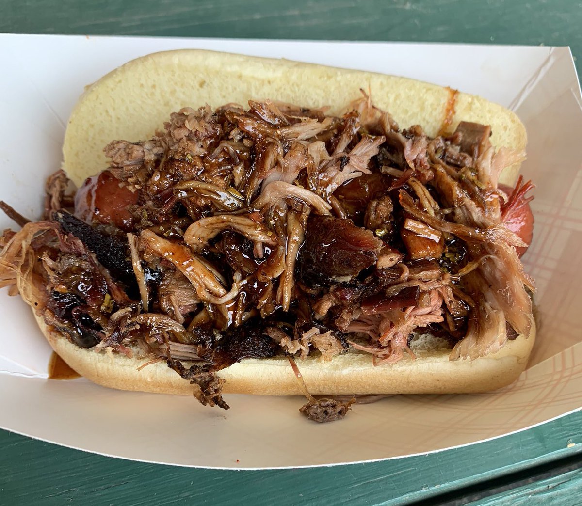 _we_love_food's tweet photo. BRISKET LOADED HOT DOG

📸 @wonbbq | #BBQ https://t.co/Ug4uOpm7tr