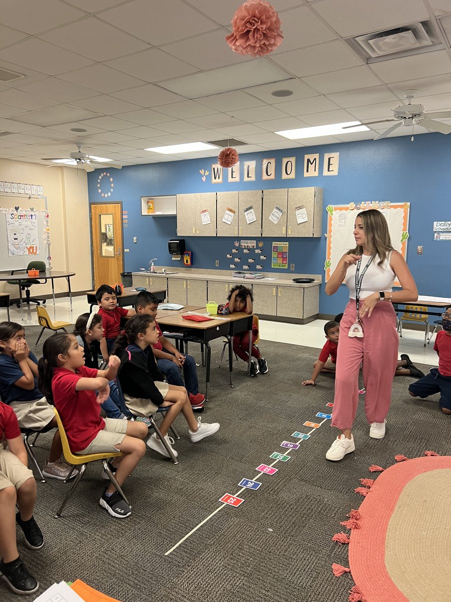 kmessocialmedia's tweet photo. Ms. Camaran’s first graders are learning to count forwards and backwards on the number line. They are also identifying the numbers that are on the ⬅️left and on the right➡️! #kmesbearcubs #kmesforthewin #oneteamonegoal #sdocgoodtogreat #mathrocks #mathematiciansinthemaking https://t.co/N6uTXG5tra