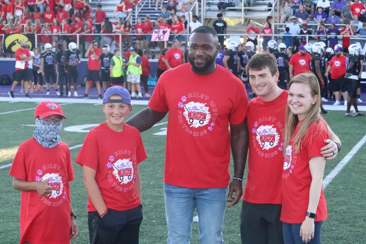 For our coin flip we were able to recognize our Riley Champions, Brody Kalk, Donavon McDade, Tyler, Lindsey, and Everly Staup. They are joined by Indianapolis Colt Yannick Ngakoue!

#BulldogTough