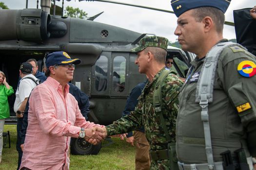 “El cultivo de hoja de coca nos lleva a la muerte”: Petro en El Tarra

elespectador.com/politica/el-cu…