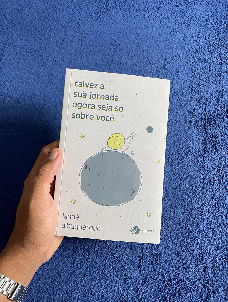 IandeAlbuquerq's tweet image. e o meu livro novo tá a coisa mais linda ❤️✨