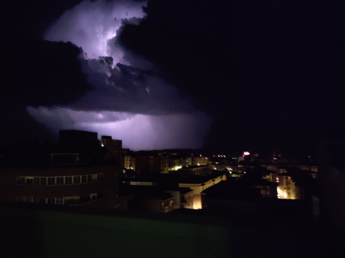 cnxy91's tweet photo. @tiempobrasero @ElTiempoA3  @ElTiempoes #TalaveradelaReina #sinfiltros #Nochedetormenta #RayosSinTruenos https://t.co/yo4mlqpSCx