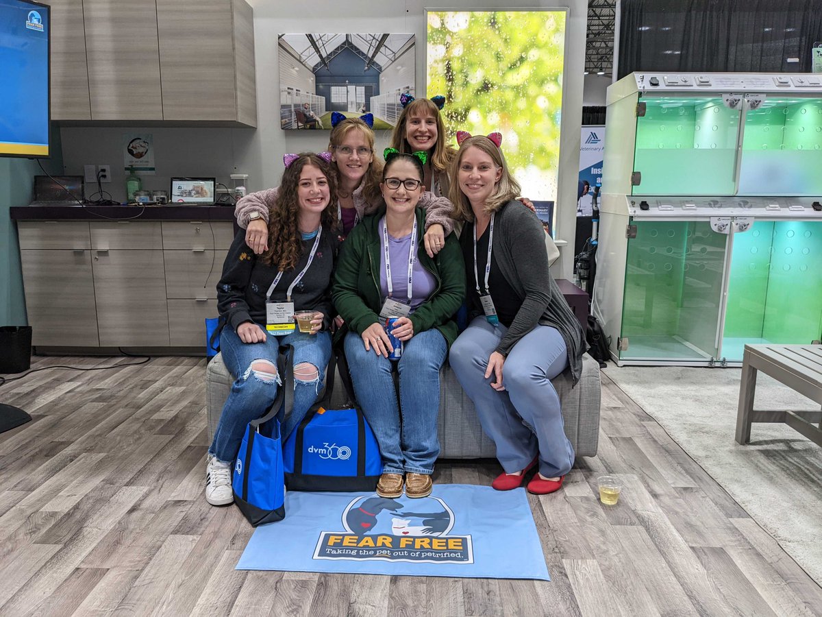 fearfreepets's tweet image. The team from Fear Free Certified Practice Rock Bridge Animal Hospital in Columbia, Missouri, stopped by the #FearFreePets booth at #FetchKC today! We were so happy to meet everyone!