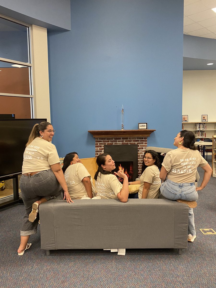 anahiaguirrey's tweet photo. Nosotras no somos maestritas, somos maestrotas ✌🏼🐰 #stipes #coolteachers @stipesfernandez @la_teacherTX https://t.co/lF3XdfaOst