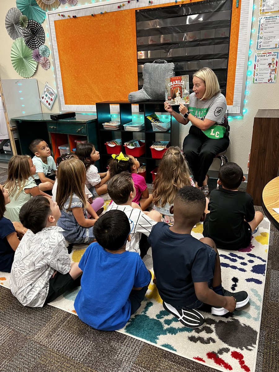 MrsNowak20's tweet photo. We loved having Mrs. Castro come read to us!
@sgttxaggie #greenfieldelementary #guestreader #gators https://t.co/krISQHJFVm
