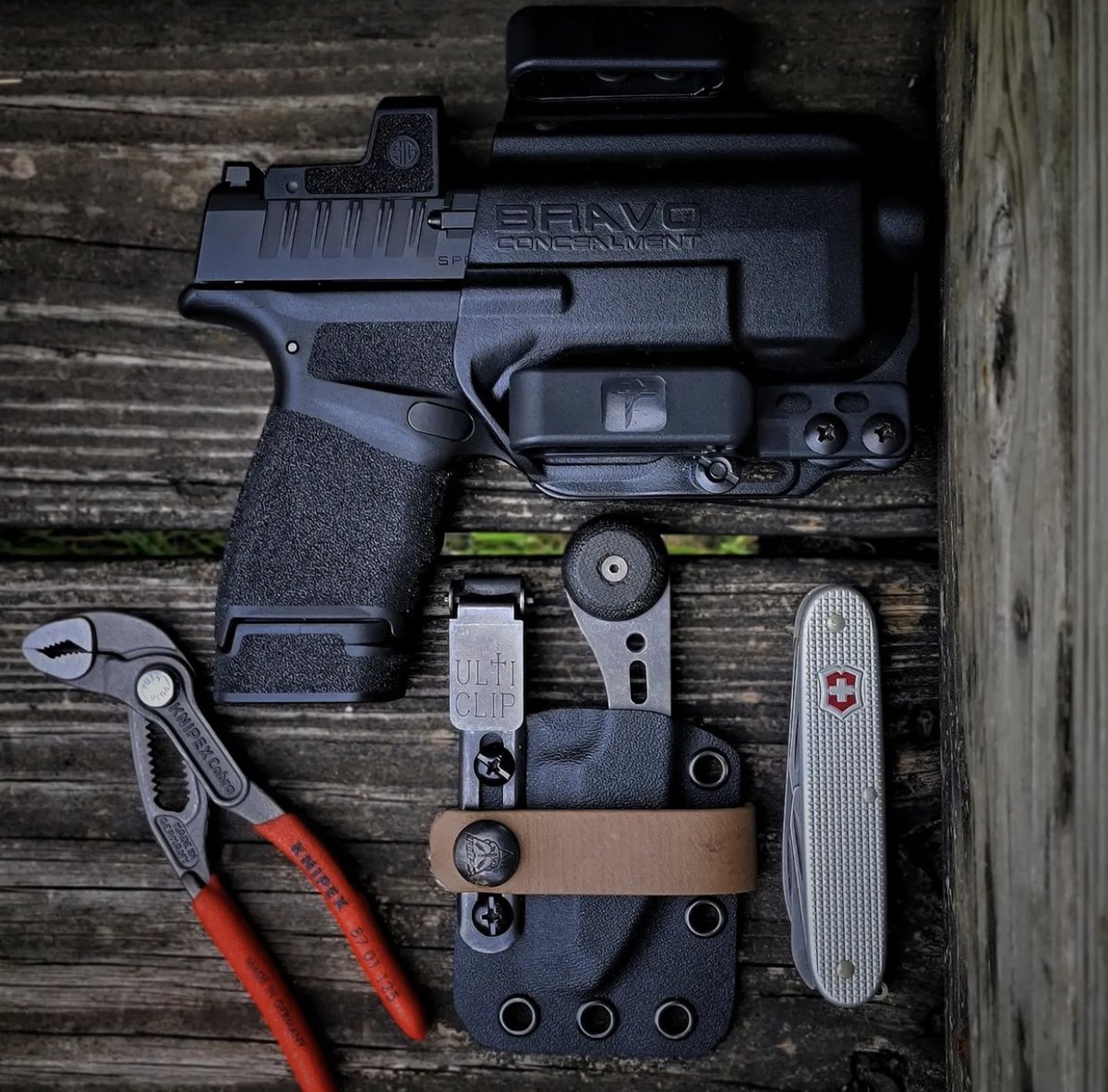 BravoHolsters's tweet photo. Springfield Hellcat 🔥

📸 : @bh_bushcraft

#springfield #springfieldarmory #hellcat #hellcatosp #edc #everydaycarry #appendixcarry #iwb #holster #concealment #concealedcarry #tactical #gunsdaily #firearmsphotography #firearms #reload #9mm #guns https://t.co/LJwc3O3Mu3
