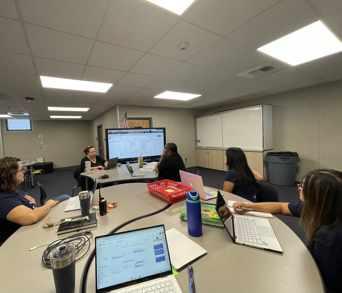 w_rodriguez_'s tweet photo. We had a #Stepuptowriting collaboration with Dr. Molly McCabe from @RCOE. Talking, planning and using #UDL with different grade levels was fun. Today was a great success! @RomolandTigers I https://t.co/kCwonq0HYx