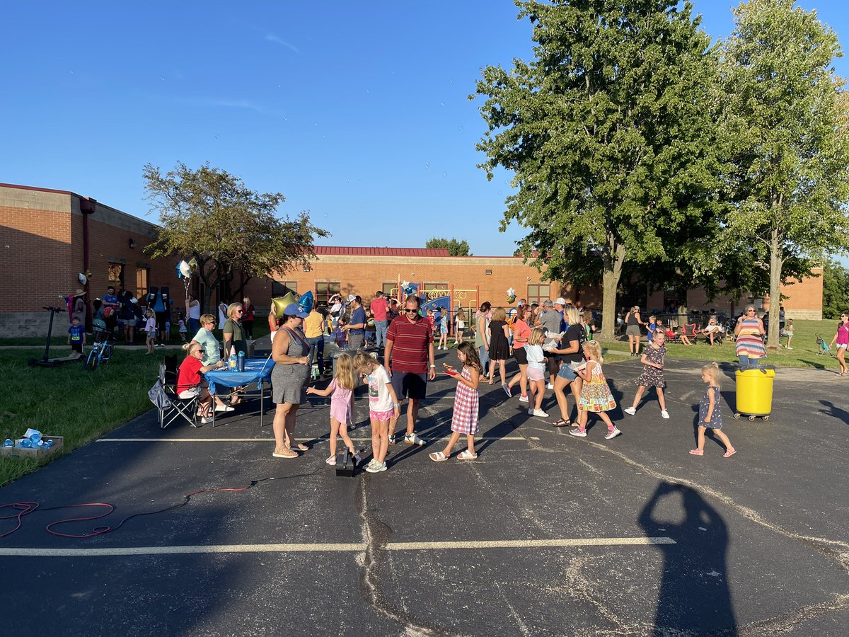 JosephShaw10's tweet photo. PTO back to school picnic!  Great fun!! https://t.co/qiEwFSUmLW