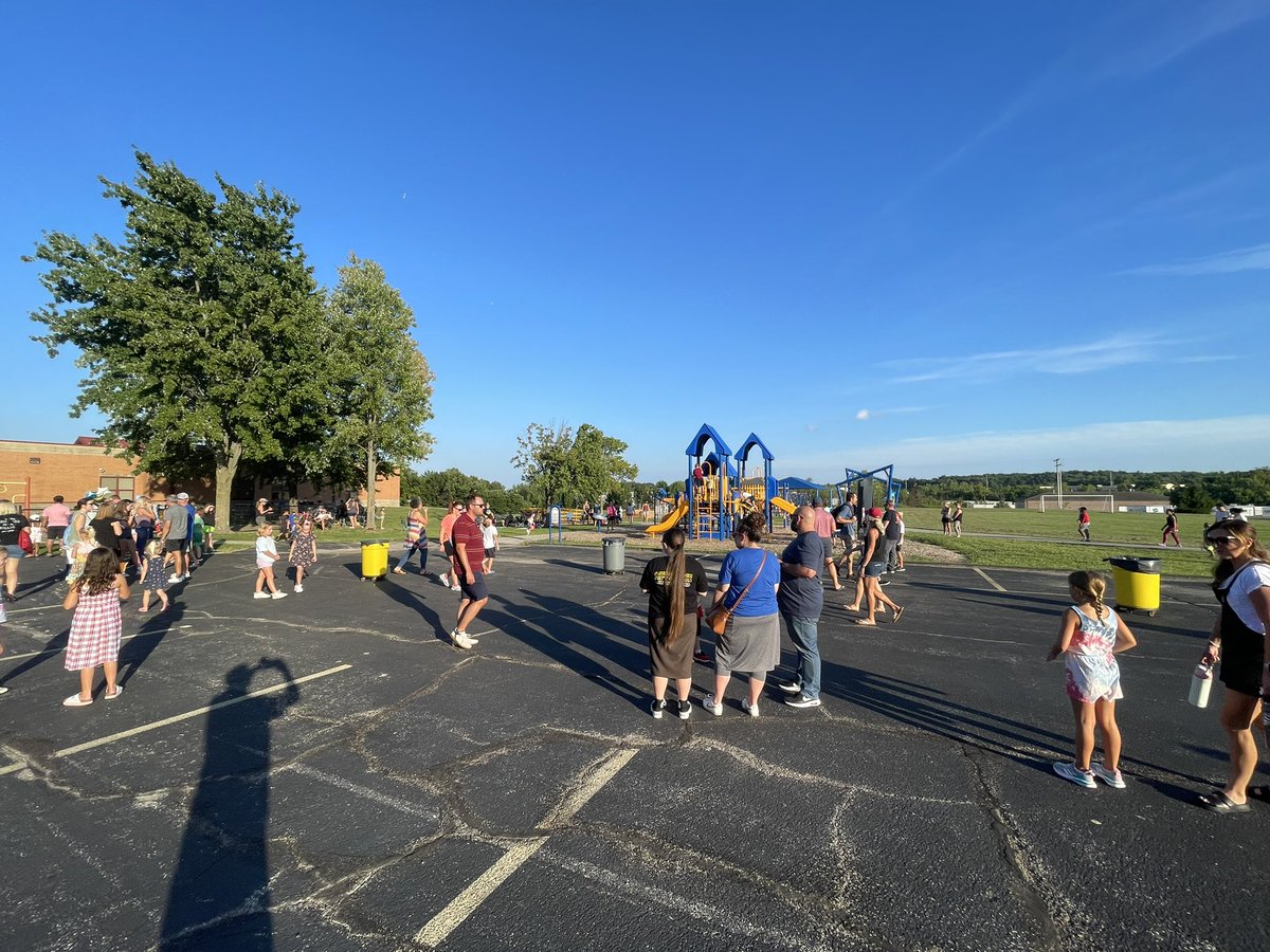 JosephShaw10's tweet photo. PTO back to school picnic!  Great fun!! https://t.co/qiEwFSUmLW