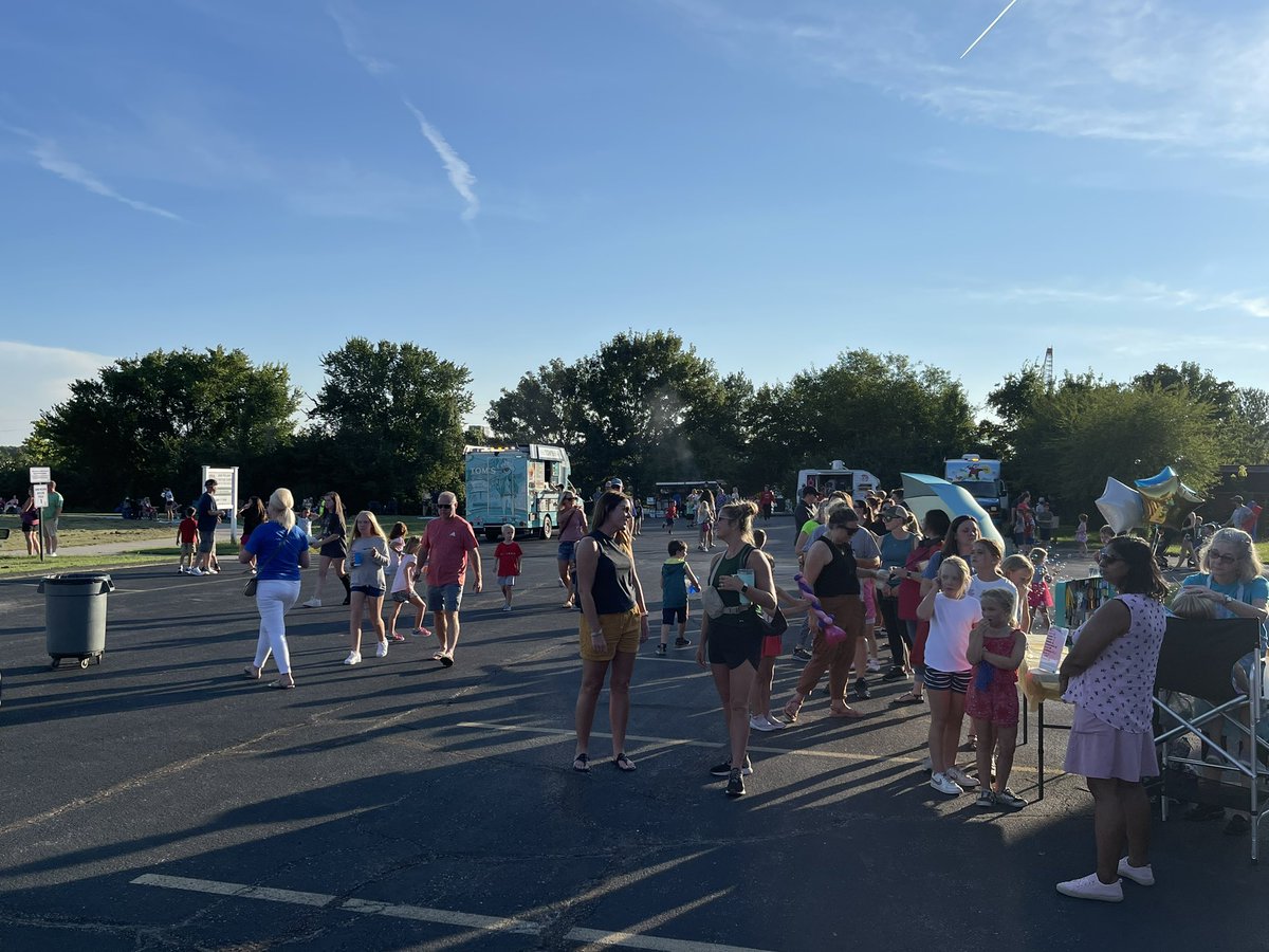 JosephShaw10's tweet photo. PTO back to school picnic!  Great fun!! https://t.co/qiEwFSUmLW