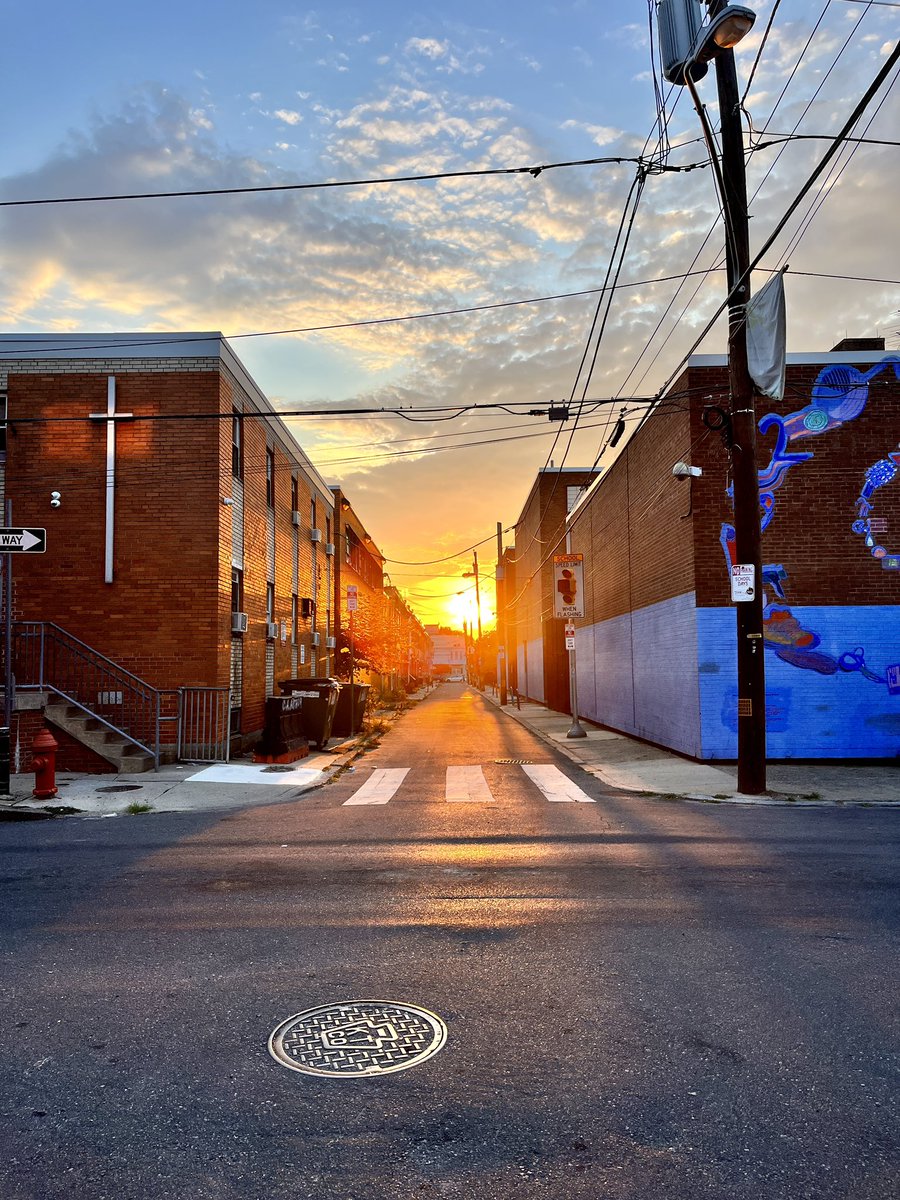 MCavacini's tweet photo. #Sunset #Philadelphia #Philly #GraduateHospital #CenterCity #City #CityStreets #Sun #Sunlight #Clouds #Sky #Buildings #Bricks https://t.co/5sYD5xANoy