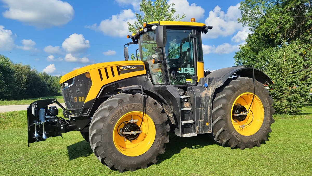 AgriBrink's tweet photo. Nice setup on this @JCBagriculture tractor. #tirepressureadjustment #reducecompaction https://t.co/eUd7f5HV39