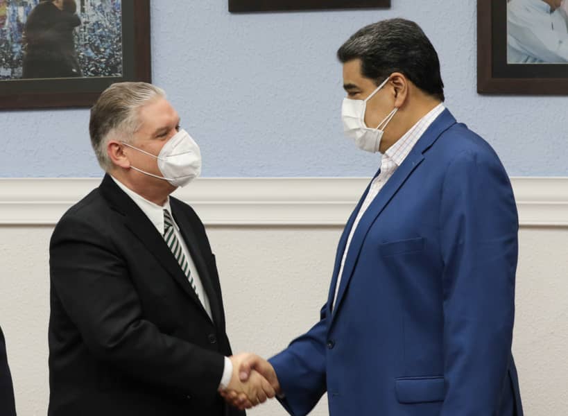 embacubaven's tweet photo. En imágenes 📸 | Reunión del Presidente de la República Bolivariana de #Venezuela, @NicolasMaduro, con el Viceprimer Ministro y Ministro de Economía y Planificación de la República de #Cuba, @AlejandroGilF, en el marco de la visita oficial de trabajo del dirigente 🇨🇺 a Caracas. https://t.co/7SxO1Mu6Sb