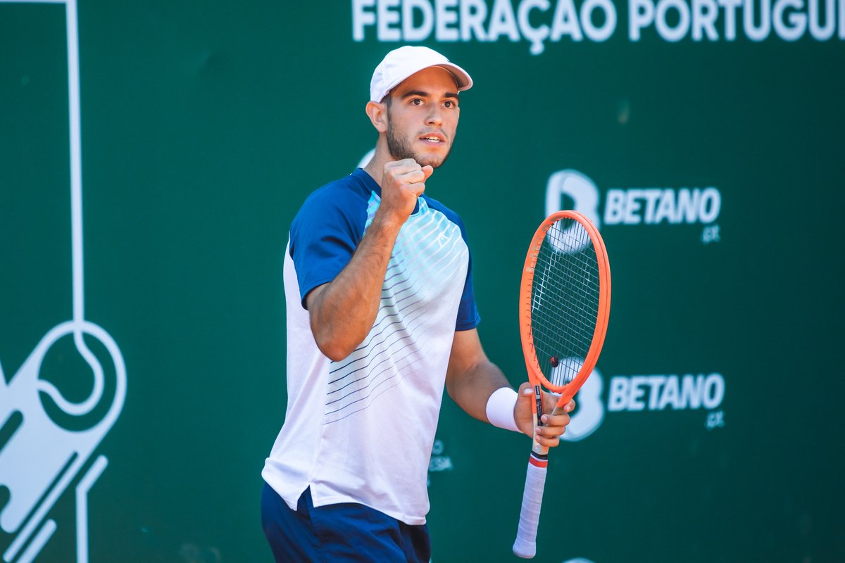 Uff.

In a match that started + than 7h ago, Nuno Borges, playing the #USOpen for the 1st time, comes back from 3-5 in the 3rd set and 2-6 in the 3rd set tiebreak to beat Francesco Maestrelli 3-6, 6-4, 7-6(10-8) and reach the main draw.

3 consecutive GS MDs for the Portuguese!