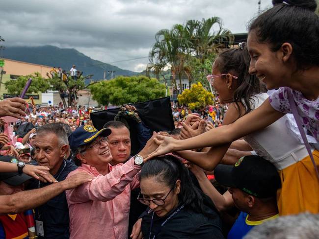 WRadioColombia's tweet photo. #Contrarreloj Petro (@petrogustavo) pedirá a los Estados Unidos cambiar la política antidrogas → https://t.co/g9AiweihUh https://t.co/4w0junItBh