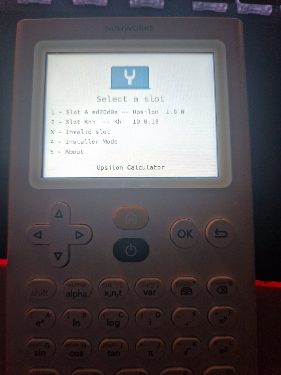 Encore une nouvelle modif mais cette fois c'est l'ajout d'un OS: Khi
(Epsilon étant l'OS original de la calculatrice et Upsilon l'OS que j'utilise car lui au moins accepte les applications tierces)