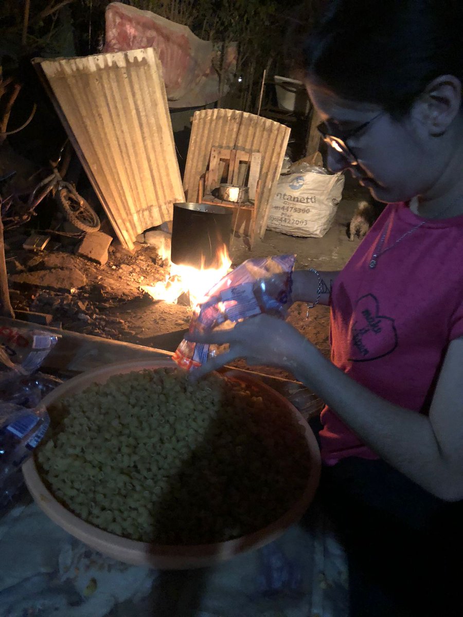 jppmescobar's tweet photo. 🥘 JUEVES DE OLLA POPULAR EN EL BARRIO AMANCAY DE MAQUINISTA SAVIO. 

👉🏼 Si queres donar algún alimento, o colaborar para las ollas populares comunícate por mensaje privado! 

¡SÚMATE! 

#PeronismoMilitante https://t.co/sUccKYBKub