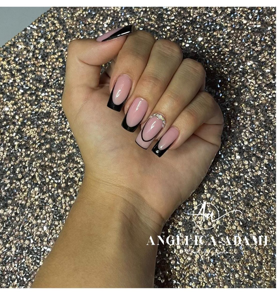 valggmm's tweet photo. Amo las uñitas así 😍🖤 https://t.co/H30Besck7O