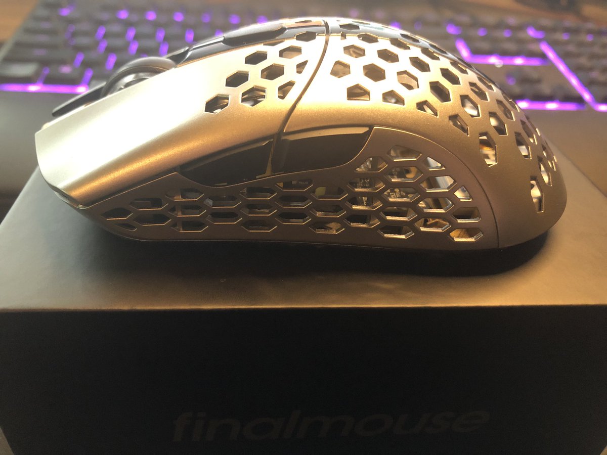 magiibear's tweet photo. Gonna have a great stream tonight testing out the new equipment from @finalmouse! This thing is lighter than air ๐ #finalmouse #streamgear #TwitchStreamers #starlightpro #TenZ #gaminggear https://t.co/efI6asoNom