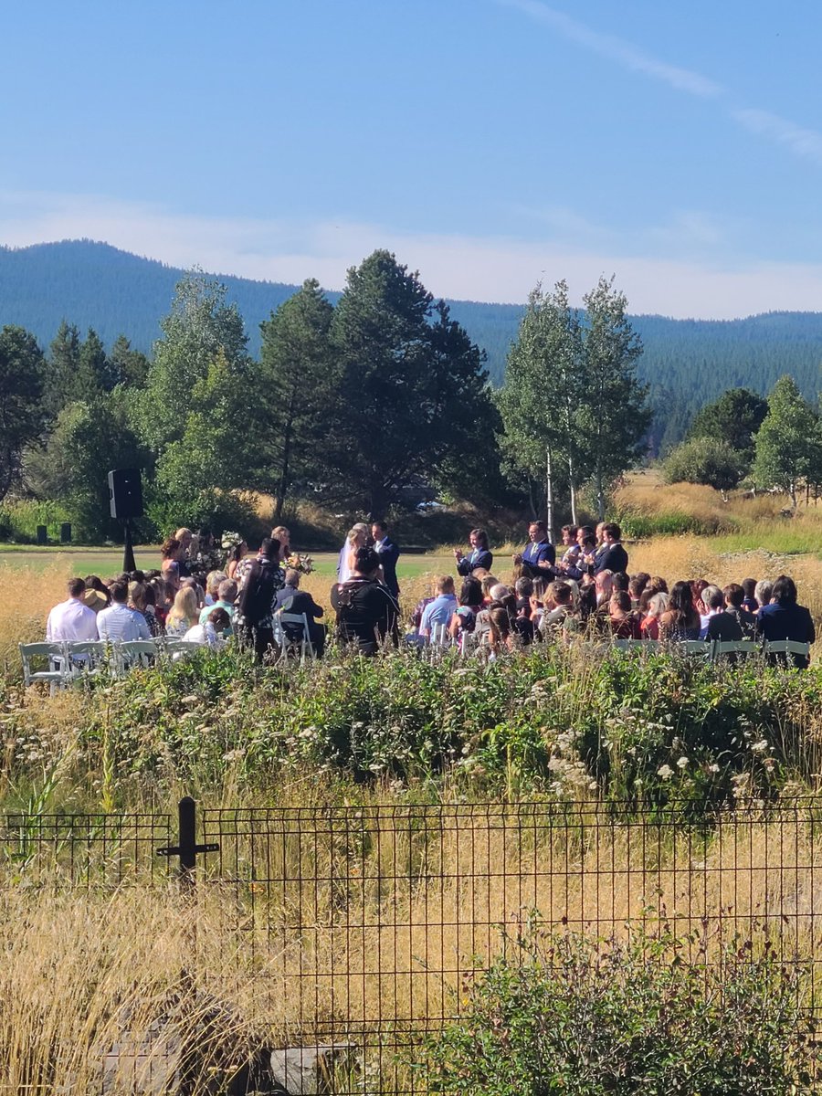 Goducks2003's tweet photo. Nothing like a @SunriverResort #Wedding #SunRiverOregon #GoDucks https://t.co/GEROUC9sJa