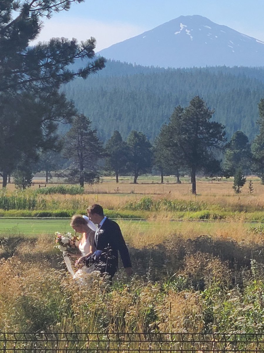Goducks2003's tweet photo. Nothing like a @SunriverResort #Wedding #SunRiverOregon #GoDucks https://t.co/GEROUC9sJa