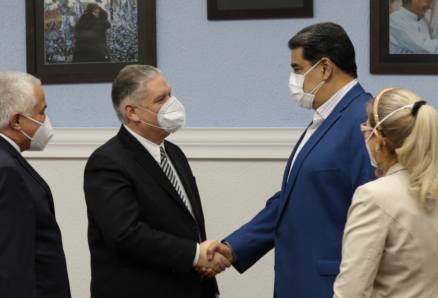 NicolasMaduro's tweet photo. Hoy #26Ago, sostuve una amena reunión con Alejandro Gil Fernández, Viceprimer Ministro y Ministro de Economía y Planificación de Cuba. Revisamos el amplio mapa de cooperación que nuestros países llevan adelante en diferentes sectores. ¡Cuba y Venezuela, Hermandad Inquebrantable! https://t.co/YrdmIG64K1