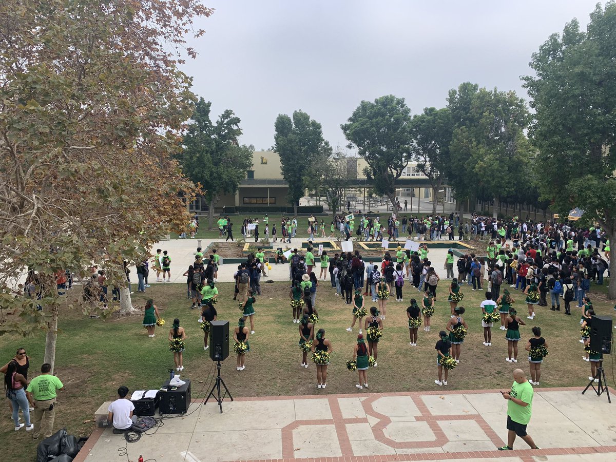 ItsonAndrea's tweet photo. Poly Link Crew did an AMAZING job leading our freshies through their orientations! Welcome to Poly Class of 2026!! #theresnoplacelikePOLY #jackrabbits #onePOLYoneLOVE 💛💚💛💚 https://t.co/MNUgKZ2xVs