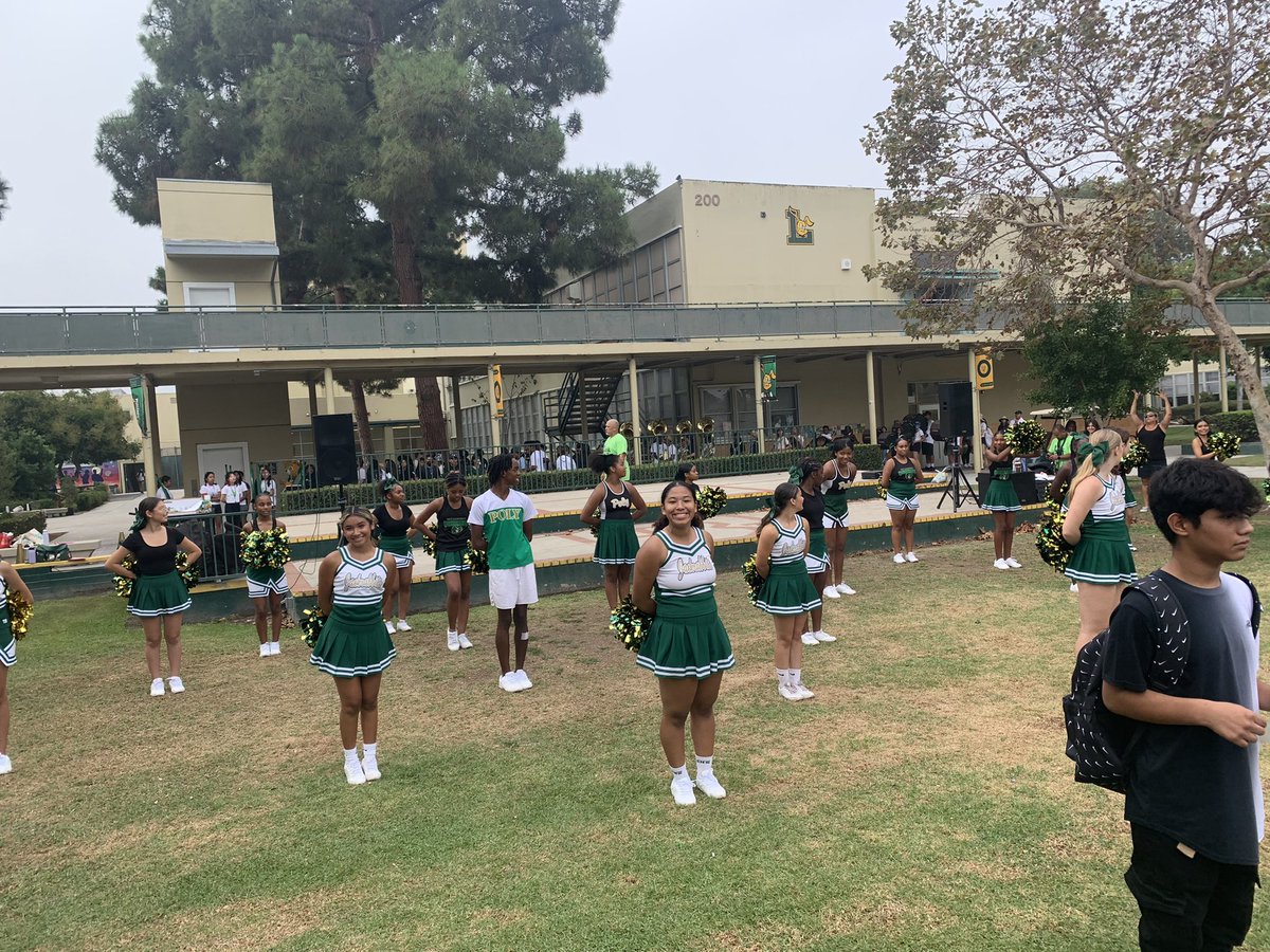 ItsonAndrea's tweet photo. Poly Link Crew did an AMAZING job leading our freshies through their orientations! Welcome to Poly Class of 2026!! #theresnoplacelikePOLY #jackrabbits #onePOLYoneLOVE 💛💚💛💚 https://t.co/MNUgKZ2xVs