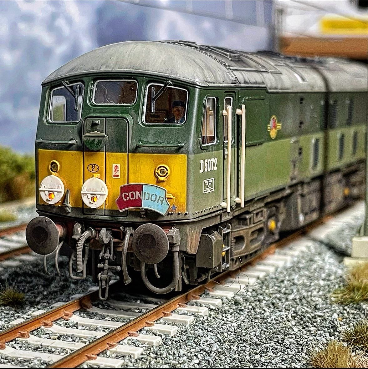 CradleyBridge's tweet image. Glacial progress on the workbench at the moment due to an ongoing family crisis, but finally managed to finish, detail, weather, add a driver from @Modelu3d and sound from @Roads_And_Rails all ready to haul my rake of conflats .. #TMRGUK #modelrailways #Class24