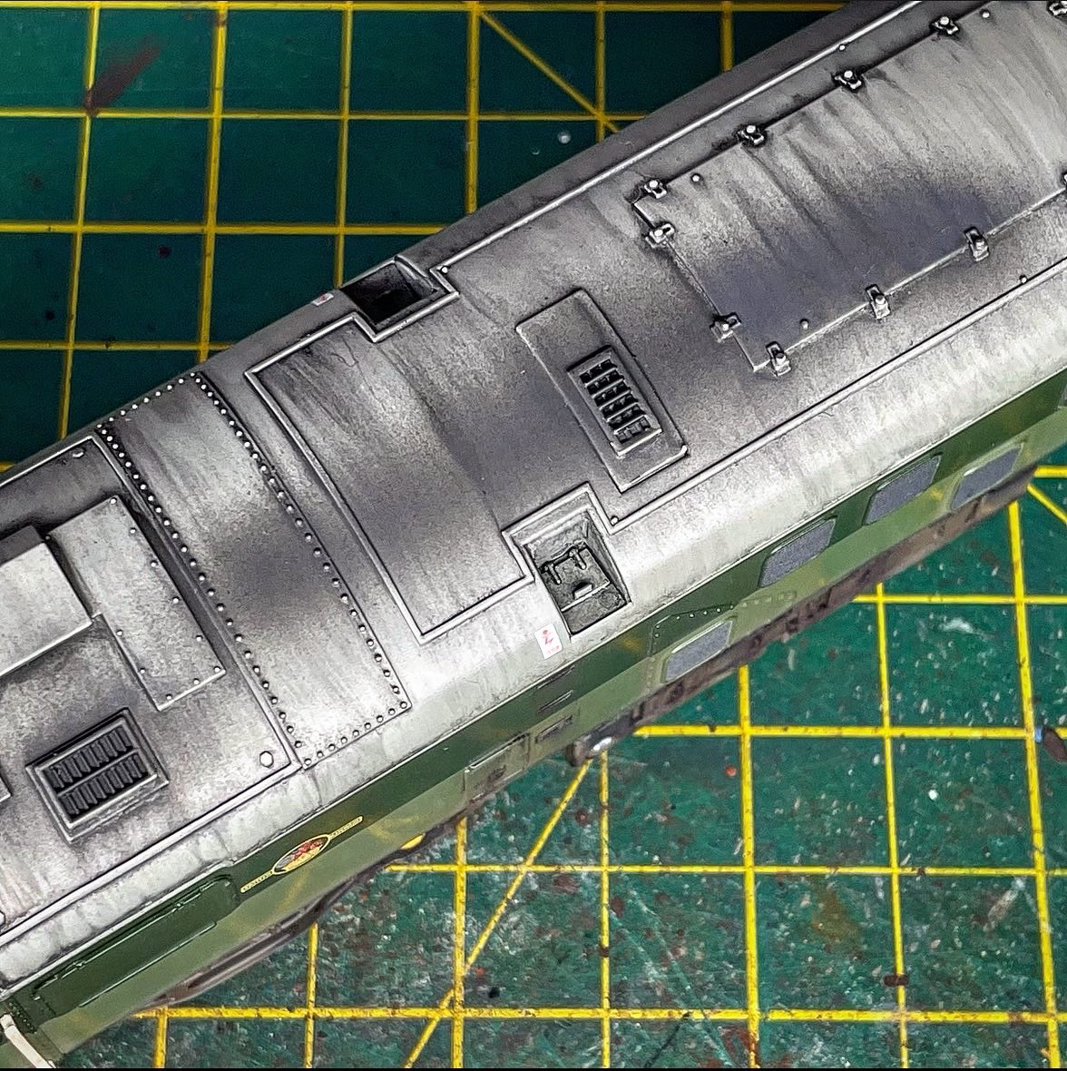 CradleyBridge's tweet image. Glacial progress on the workbench at the moment due to an ongoing family crisis, but finally managed to finish, detail, weather, add a driver from @Modelu3d and sound from @Roads_And_Rails all ready to haul my rake of conflats .. #TMRGUK #modelrailways #Class24