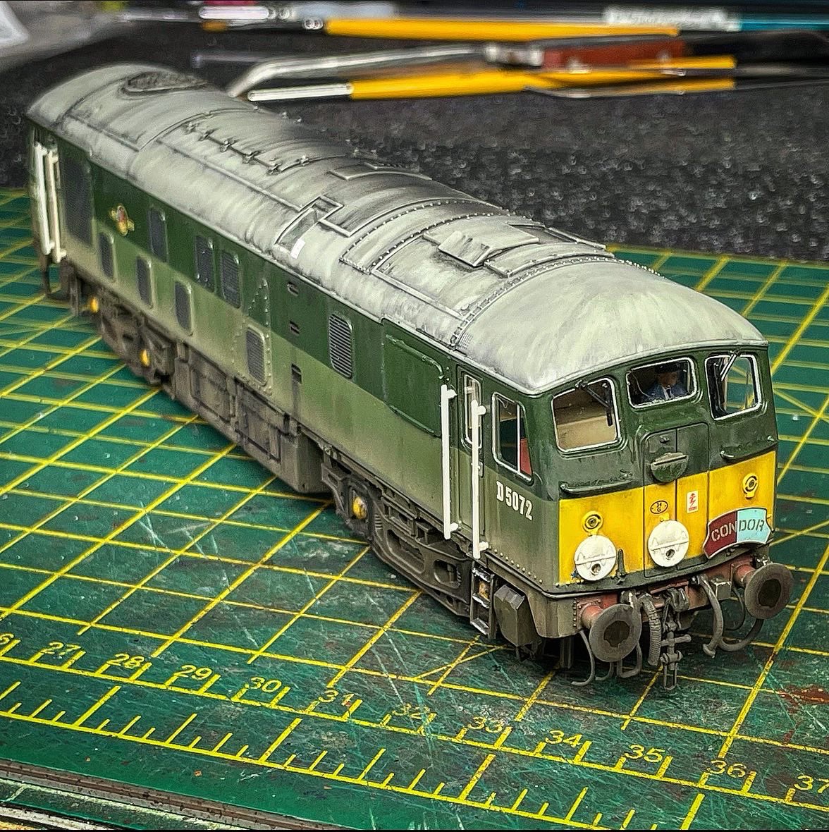 CradleyBridge's tweet image. Glacial progress on the workbench at the moment due to an ongoing family crisis, but finally managed to finish, detail, weather, add a driver from @Modelu3d and sound from @Roads_And_Rails all ready to haul my rake of conflats .. #TMRGUK #modelrailways #Class24