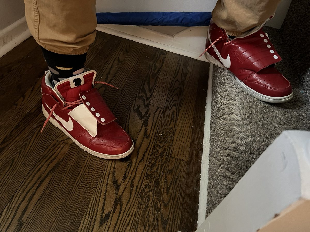 cadavis79's tweet photo. Supporting #ATTHeartsAHA with my salute to one of my favorite people in hip hop #questlove nothing fresher than some red dunks to make you feel good about spreading the good work #lifeatatt https://t.co/YE5CAXZvrr