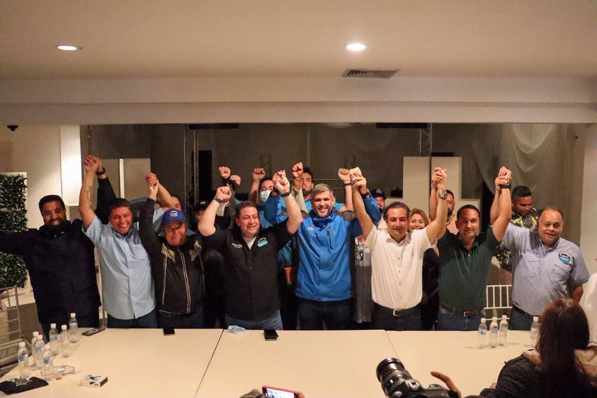 FuerzaVChacao's tweet photo. 🗣️"No tengamos miedo medirnos, Fuerza Vecinal ha sido el partido que desde el día uno ha propuesto primarias para todos los puestos de elección popular desde concejal hasta el Presidente de la República".@duquegustavoS

#DefendamosLoNuestro
#FuerzaVecinal ⚫ 🔵 ✊🏼 https://t.co/jrAnJhDiuC