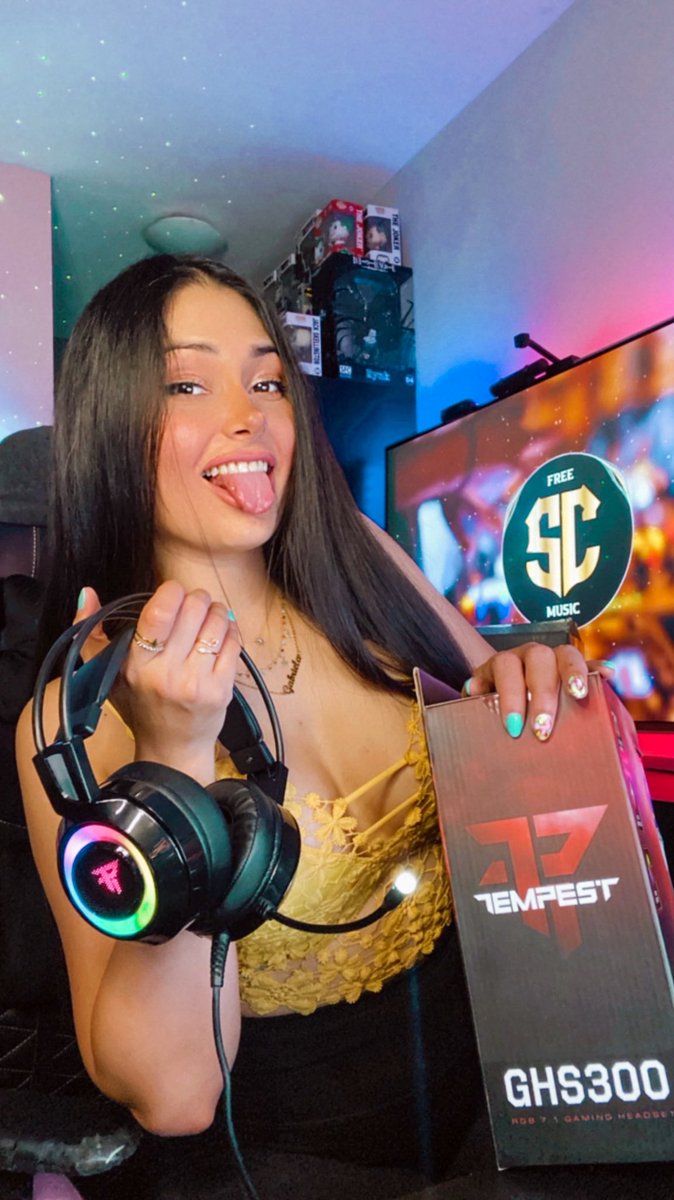 Mis Delis 😍 que tan importante son para ustedes los cascos? 🎮 para mi son fundamental a la hora de jugar, el sonido tiene que ser Top, sino, la liamos en las partidas 🤣
Estos son mis Tempest GHS300 Khan 🔥
#setup #rgbsetup 
#gamingsetup #gamergirl #ps5  #gamingcorner #geekgirl